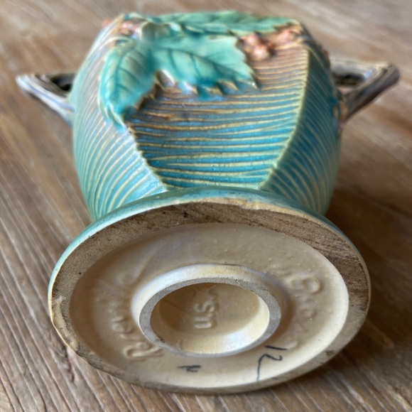 ROSEVILLE BUSHBERRY BASKET , VINTAGE POTTERY , Excellent Condition $79 - Picture 5 of 15